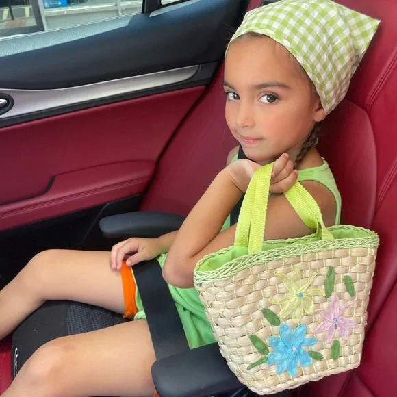 Beautiful intricate floral/straw toddler purse😍